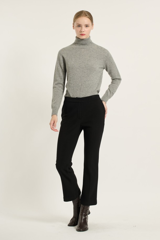 [25WT] 부츠컷 팬츠 - BLACK B5DAP32099는 여성용 부츠컷 바지로, 가을과 겨울에 어울리는 세련되고 모던한 스타일을 연출합니다. 블랙과 브라운 두 가지 색상으로 제공되며, 일상, 출근, 캐주얼 등 다양한 상황에 활용 가능합니다. 폴리에스터, 폴리우레탄, 레이온, 나일론 혼방 소재로 제작되어 부드러운 촉감과 매끄러운 착용감을 선사하며, 슬림핏 부츠컷 디자인으로 날씬한 실루엣을 강조합니다. 지퍼와 버튼 여밈, 우수한 내구성과 신축성(복원력)을 갖춰 출근룩, 오피스룩, 모임룩 등 TPO에 맞춰 클래식, 미니멀, 시크한 스타일을 완성할 수 있습니다.
