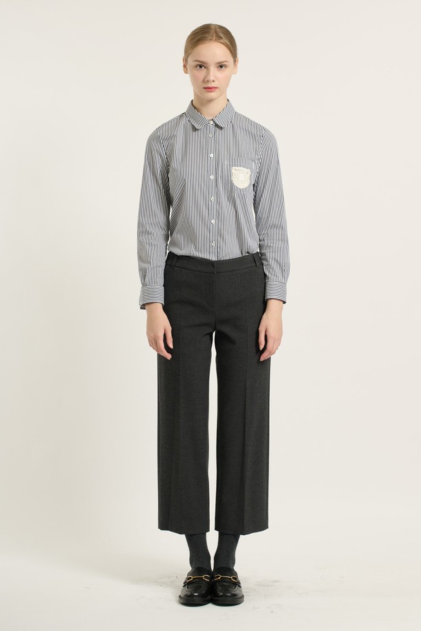 [25WT] 체크 속기모 와이드 팬츠 - DARK GRAY (다크 그레이) B5DAP32517는 여성용 와이드 팬츠입니다. 다크 그레이 및 다크 베이지 색상으로 출시되었으며, 가을, 겨울 시즌에 어울리는 두꺼운 두께감의 기모 안감을 사용했습니다. 일상 및 캐주얼 룩에 적합하며, 출근룩과 모임룩에도 활용할 수 있습니다. 폴리에스테르, 레이온, 폴리우레탄 혼방 소재로 제작되어 부드러운 촉감을 제공하며, 체크 패턴이 클래식, 캐주얼, 미니멀한 스타일을 연출합니다. 
