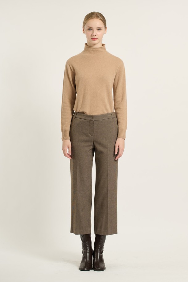 세련된 무드의 여성 [25WT] 체크 속기모 와이드 팬츠 - DARK BEIGE (다크 베이지) B5DAP32573입니다. 9부 기장의 와이드핏으로 편안하면서도 스타일리시하게 연출할 수 있습니다. 부드러운 촉감의 폴리에스터, 레이온, 폴리우레탄 혼방 소재로 제작되어 겨울철에도 따뜻하게 착용 가능합니다. 기모 안감과 밴딩 허리, 사이드 포켓, 더블 스티치 디테일이 실용성을 더하며, 오피스룩과 출근룩에 시크하고 모던한 매력을 더합니다. 다크 베이지와 다크 그레이 두 가지 컬러로 만나보세요.
