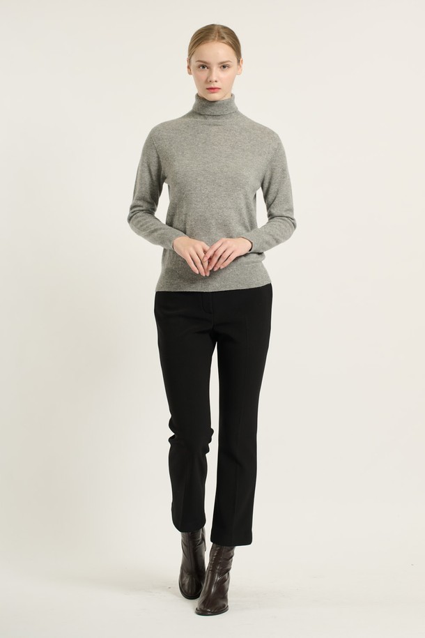 [25WT] 캐시미어 풀오버 - MULTI M GRAY B5DAK31997는 부드러운 촉감의 캐시미어 소재로 제작된 여성용 터틀넥 풀오버입니다. 가을, 겨울 시즌에 어울리는 레귤러 핏의 긴소매 디자인으로, 일상, 출근룩, 모임룩 등 다양한 TPO에 활용할 수 있습니다. 심플, 베이직, 모던, 캐주얼 스타일을 아우르는 무지 패턴의 멀티 M 그레이 컬러가 특징입니다. 레귤러 기장으로, 클래식, 미니멀, 캐주얼 스타일에 모두 잘 어울립니다. 하이넥 디자인으로도 연출이 가능합니다.
