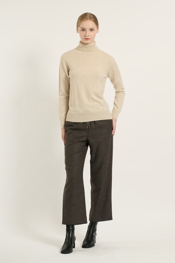 [25WT] 캐시미어 풀오버 - LIGHT BEIGE B5DAK31971는 여성용 상의 니트/스웨터 카테고리의 제품으로, 가을과 겨울에 착용하기 좋습니다. 라이트 베이지 색상의 캐시미어 소재로 제작되었으며, 부드러운 촉감과 보온성을 제공합니다. 터틀넥 디자인에 긴 소매, 레귤러핏으로 제작되었으며, 리브드 디자인이 특징입니다. 클래식, 캐주얼, 베이직, 모던 스타일을 모두 아우르며 출근룩, 오피스룩, 모임룩에 활용하기 좋습니다.
