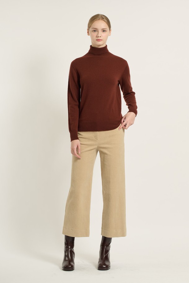 [25WT] 캐시미어 풀오버 - BRICK B5DAK31927는 부드러운 촉감의 캐시미어 소재로 제작된 여성용 터틀넥 풀오버입니다. 가을과 겨울에 어울리는 레귤러 핏의 긴소매 디자인으로, 베이직, 클래식, 우아한 스타일을 연출합니다. 브릭, 라이트 베이지, 멜란지 그레이 세 가지 컬러로 출시되어 오피스룩, 모임룩, 데이트룩 등 다양한 TPO에 활용 가능합니다. 미니멀, 시크, 클래식한 스타일을 선호하는 분들께 추천합니다. 레귤러 기장과 보통 두께감으로 편안하게 착용할 수 있습니다.
