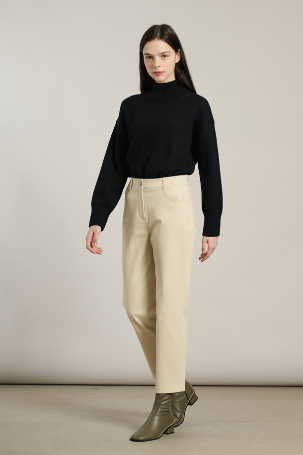 따뜻하고 포근한 겨울을 위한 [25WT] 기모 일자 플론 팬츠입니다. 부드러운 촉감과 슬림핏으로 편안하면서도 세련된 스타일을 연출합니다. 라이트 베이지 컬러의 무지 디자인으로 어떤 상의에도 잘 어울려 데일리룩으로 활용하기 좋습니다. 면, 폴리우레탄, 기모, 레이온 혼방 소재로 제작되어 보온성이 뛰어나고, 두꺼운 두께감으로 추운 날씨에도 끄떡없습니다. 일상 속 캐주얼 스타일을 완성해 보세요.
