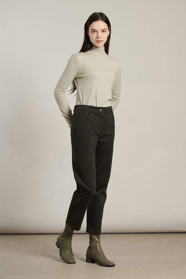 [25WT] 기모 일자 플론 팬츠 - DARK GREEN A5WAP33143는 여성용 바지로, 겨울철 데일리웨어 및 캐주얼룩에 적합합니다. 톤 다운된 다크 그린 색상과 베이직, 캐주얼, 모던, 컨템포러리 스타일을 아우르는 디자인으로 출근룩에도 활용 가능합니다. 면, 레이온, 폴리우레탄 혼방의 부드러운 촉감과 유연한 신축성이 특징이며, 안감 기모로 보온성을 높였습니다. 발목 위로 떨어지는 긴 기장의 일자핏 슬림 팬츠로, 버튼과 지퍼 디테일이 있으며 신축성이 있어 편안하게 착용할 수 있습니다.
