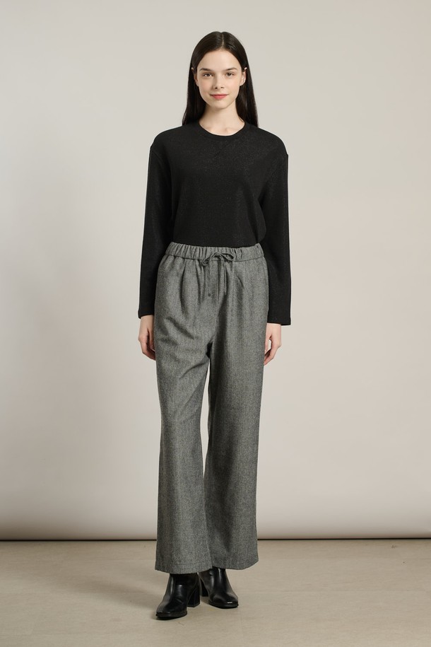 [25WT] 헤링본 스트링 팬츠 - M GRAY A5W9P30916는 여성용 헤링본 스트링 팬츠입니다. 가을, 겨울 시즌에 어울리며, M GRAY와 BROWN 두 가지 색상으로 제공됩니다. 일상, 오피스, 캐주얼 등 다양한 TPO에 활용 가능하며, 클래식, 캐주얼, 모던, 베이직 스타일을 연출할 수 있습니다. 루즈핏, 여유로운 핏의 와이드, 스트레이트, 일자핏 디자인으로 편안한 착용감을 선사합니다. 허리 밴딩과 스트링 디테일로 편의성을 더했으며, 부드러운 폴리에스테르와 모 소재로 제작되었습니다.
