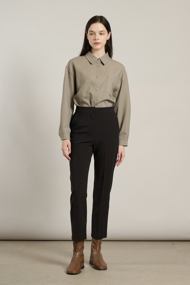 세련된 무드의 여성 분또 슬림 팬츠입니다. 일상룩과 오피스룩 모두 소화 가능한 활용도 높은 아이템으로, 모던, 컨템포러리, 캐주얼, 심플, 클래식, 우아한 스타일을 연출할 수 있습니다. 부드러운 촉감의 폴리에스테르, 레이온, 폴리우레탄 혼방 소재로 제작되어 편안한 착용감을 선사하며, 슬림핏과 일자핏으로 다리 라인을 더욱 돋보이게 합니다. 신축성과 형태 유지 기능으로 활동성을 높였으며, 블랙 컬러의 무지 디자인으로 어떤 상의와도 쉽게 매치할 수 있습니다. 출근룩으로도 손색없는 세련된 스타일을 완성해 보세요.
