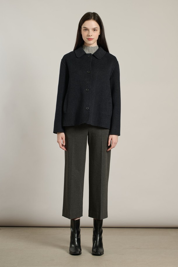 [25WT] 울캐시미어 핸드메이드 자켓 DARK NAVY A5WAJ12756는 여성 고객을 위한 아우터 카테고리의 자켓입니다. Dark Navy, 즉 짙은 네이비 컬러의 무지 디자인으로, 일상과 캐주얼 스타일에 모두 잘 어울립니다. 가을과 겨울에 착용하기 적합하며, 세련되고 차분한 무드를 연출합니다. 핸드메이드 방식으로 제작되어 부드러운 촉감과 포근함을 선사하며, 레귤러 핏과 싱글 버튼 여밈, 긴 소매 기장이 특징입니다. 오피스룩, 출근룩, 모임룩 등 다양한 TPO에 클래식, 미니멀, 시크한 스타일을 더해줍니다.
