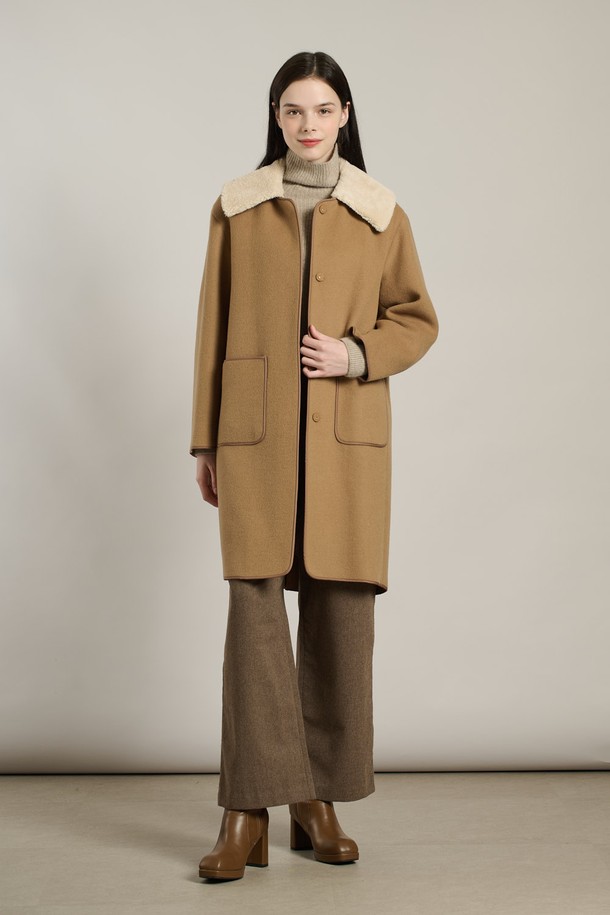 [25WT] 양털 카라 코트 - M BEIGE A5WBH84272는 여성용 아우터 코트입니다. M BEIGE(베이지) 컬러의 무지 디자인으로, 겨울철 일상과 출근룩에 모두 잘 어울립니다. 부드러운 촉감과 견고함이 느껴지는 모, 나일론 혼방 소재로 제작되었으며, 롱 기장에 루즈핏으로 편안하게 착용 가능합니다. 양털 카라와 스냅 버튼, 포켓 디테일이 돋보이는 싱글 코트로, 클래식, 모던, 캐주얼, 베이직 스타일을 모두 소화할 수 있습니다.
