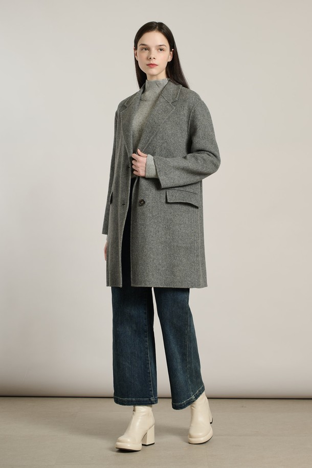 [25WT] 체크싱글 핸드메이드 코트 - CHARCOAL GRAY A5WAH81498는 여성스러운 실루엣을 연출하는 차콜 그레이 컬러의 핸드메이드 코트입니다. 울과 모 혼방 소재로 제작되어 부드러운 촉감과 뛰어난 보온성을 자랑하며, 가을/겨울 시즌에 착용하기 좋습니다. 미디엄 또는 하프 기장으로, 클래식, 베이직, 모던 스타일을 모두 소화하며, 싱글 버튼 여밈과 카라넥 디자인이 특징입니다. 레귤러핏 또는 루즈핏으로 편안하게 착용 가능하며, 체크 패턴이 세련된 포인트를 더합니다. 오피스룩, 출근룩, 모임룩 등 다양한 TPO에 활용하여 시크하고 미니멀한 스타일을 연출해보세요.
