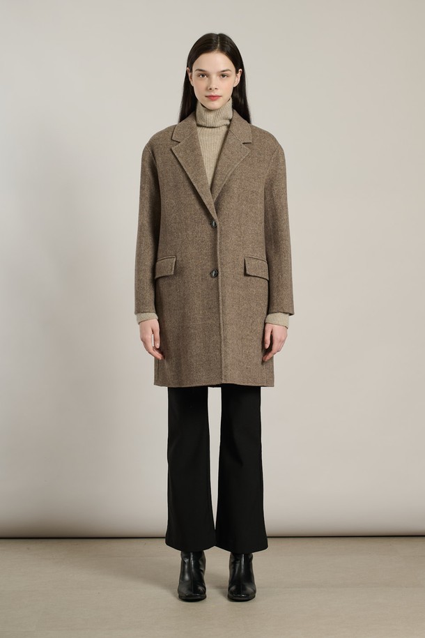 **[25WT] 체크 싱글 핸드메이드 코트 - BROWN A5WAH81474**

세련된 브라운 컬러의 여성용 체크 싱글 핸드메이드 코트입니다. 가을, 겨울 시즌에 어울리는 두꺼운 두께감으로 따뜻하게 착용할 수 있으며, 모, 나일론, 울 혼방 소재로 제작되어 부드러운 촉감을 선사합니다. 롱 또는 미디엄 기장의 코트로, 라펠 디테일과 긴 소매가 클래식하고 모던한 스타일을 연출합니다. 오피스룩, 모임룩, 데이트룩 등 다양한 TPO에 활용 가능하며, 미니멀하고 시크한 STYLE을 완성합니다. 레귤러 핏으로 편안하게 착용할 수 있는 베이직한 디자인의 코트입니다.
