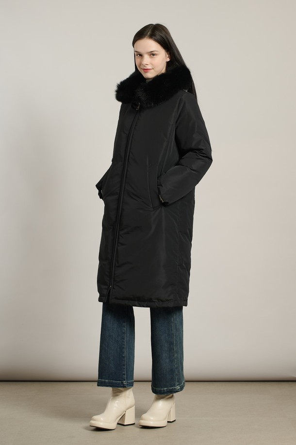 [25WT] 퍼카라 럭셔리다운 - BLACK A5WBF84799는 여성스러운 겨울 스타일을 완성하는 롱 기장의 다운 재킷입니다. 슬림핏 디자인에 블랙과 다크 그레이 컬러로 모던하고 우아한 분위기를 연출합니다. 부드러운 촉감의 폴리에스테르 소재와 토끼, 여우 천연 모피 퍼 카라가 고급스러움을 더합니다. 집업 스타일이며, 퍼 카라는 분리 가능하여 다양한 스타일을 연출할 수 있습니다. 솜털 80%, 깃털 20%의 충전재로 보온성을 높여 오피스룩, 모임룩, 연말 모임룩 등 다양한 TPO에 활용 가능하며 클래식, 미니멀, 시크한 스타일을 즐기는 분들께 추천합니다.
