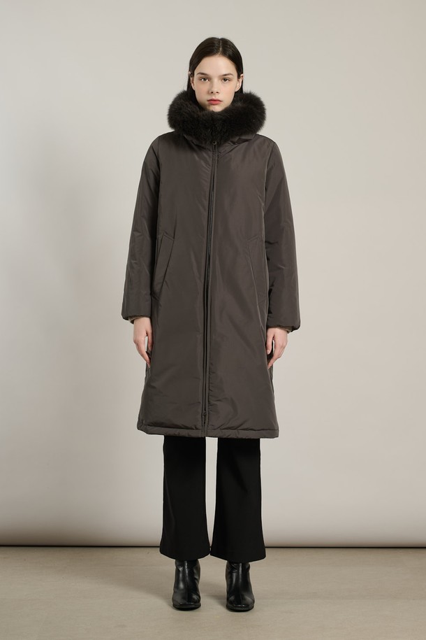 [25WT] 퍼카라 럭셔리다운 - DARK GRAY A5WBF84717는 여성 고객을 위한 롱 기장의 다운 점퍼입니다. 밍크, 여우털, 토끼털 등 고급 소재가 사용되었으며, 다크 그레이 및 블랙 컬러로 출시되었습니다. 루즈핏 디자인에 부드러운 촉감과 두꺼운 두께로 따뜻함을 더하며, 퍼 카라와 허리/아랫단 스트링 조절, 포켓 디테일이 특징입니다. 캐주얼, 미니멀한 스타일로 출근룩에 적합하며, 집업 여밈 방식과 긴 소매 기장으로 세련된 분위기를 연출합니다. 솜털 80%, 깃털 20%의 충전재를 사용하여 보온성을 높였습니다.
