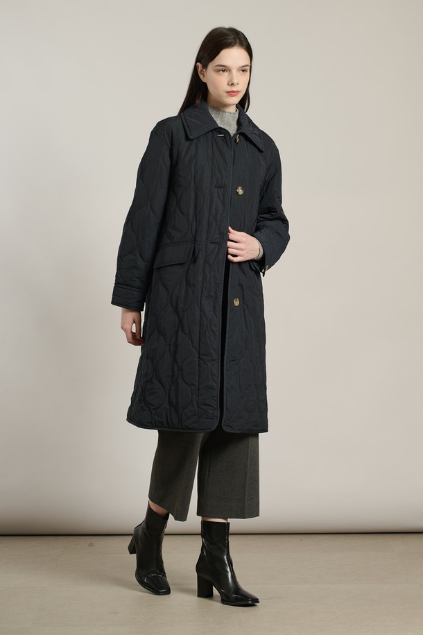 [25WT] 물결퀼팅 롱패딩점퍼 - DARK NAVY A5WAR12256는 여성용 롱패딩 점퍼로, 겨울철 일상, 캐주얼, 여행 등 다양한 상황에서 활용하기 좋습니다. 세련된, 클래식, 모던한 스타일을 연출하며, DARK NAVY 및 KHAKI 두 가지 색상으로 만나볼 수 있습니다. 물결 퀼팅, 넉넉한 기장감, 소매 및 힙 라인 디테일이 돋보이며, 레귤러핏으로 편안하게 착용 가능합니다. 폴리에스테르와 나일론 혼방 소재로 제작되어 두껍고 따뜻하며, 여행룩과 출근룩에 모두 잘 어울립니다.
