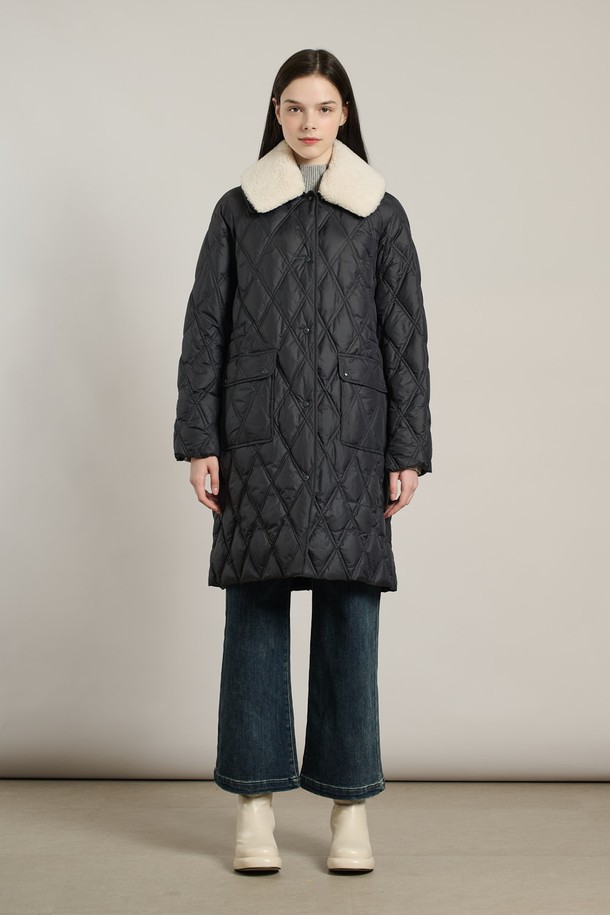 [25WT] 디테쳐블 카라 구스다운 - 다크 네이비 A5WAF81756는 여성스러운 스타일을 강조하는 겨울 아우터입니다. 다크 네이비와 카키 두 가지 색상으로 출시되었으며, 롱 기장의 레귤러핏으로 제작되었습니다. 부드러운 촉감의 폴리에스터, 아크릴, 거위 솜털, 깃털 소재를 사용하여 보온성을 높였으며, 다이아몬드 퀼팅과 탈부착 가능한 카라, 퍼(Fur) 디테일이 특징입니다. 캐주얼, 클래식, 모던 스타일을 모두 아우르며, 일상 및 여행룩에 활용하기 좋습니다. 싱글 버튼, 스냅, 지퍼 여밈 방식과 넉넉한 포켓 디자인으로 실용성을 더했습니다.
