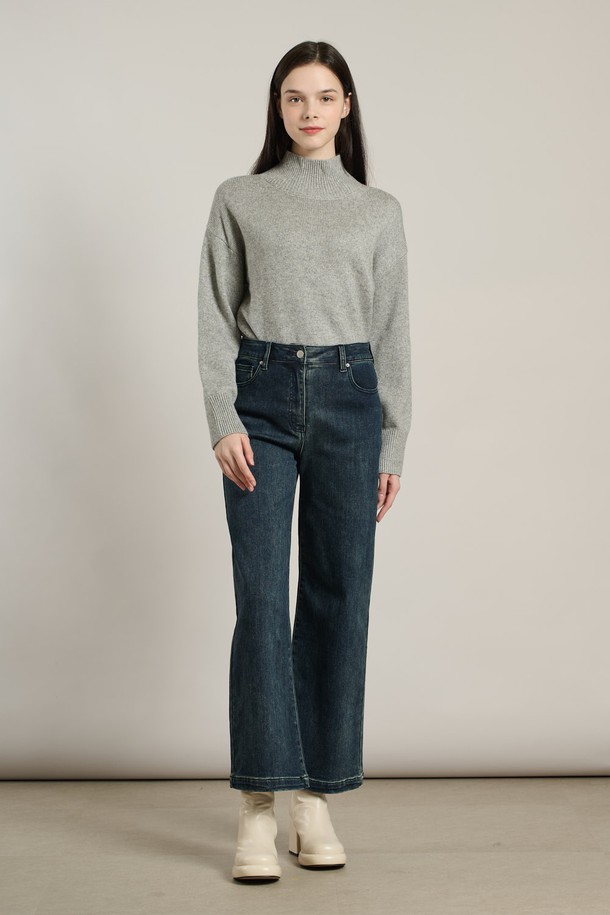 [25WT] 기모스판 와이드 데님 팬츠 - BLACK NAVY A5WAP35659는 여성용 데님 팬츠입니다. 블랙 네이비 컬러의 무지 디자인으로, 캐주얼 및 베이직 스타일을 연출하기 좋습니다. 두꺼운 두께감의 긴 기장 와이드 핏으로 제작되었으며, 면, 폴리에스터, 폴리우레탄, 스판덱스, 데님, 기모 소재를 사용하여 부드러운 촉감과 따뜻함을 느낄 수 있습니다. 허리 부분은 편안한 착용감을 제공하며, 포켓 디테일이 있습니다. 겨울철 일상복으로 활용하기에 적합합니다.
