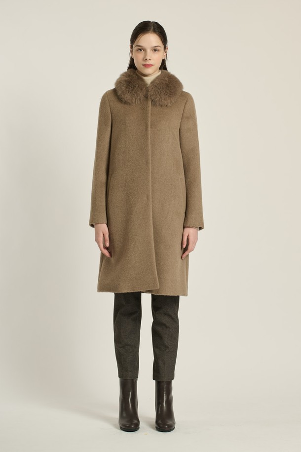 [25WT] 퍼카라 라마 코트 - DARK BEIGE B5DBH84273는 우아하고 세련된 스타일을 연출하는 여성 겨울 코트입니다. 부드러운 촉감의 라마 소재와 고급스러운 퍼 카라가 돋보이며, 일상 및 출근룩, 오피스룩에 적합합니다. 롱 기장과 싱글 버튼 디자인, 일자핏과 레귤러핏으로 클래식하고 미니멀한 무드를 선사합니다. 다크 베이지 컬러는 다양한 스타일에 매치하기 용이하며, 시크한 분위기를 더합니다. 긴 소매와 두꺼운 두께감으로 가을, 겨울 시즌 따뜻하게 착용할 수 있습니다.
