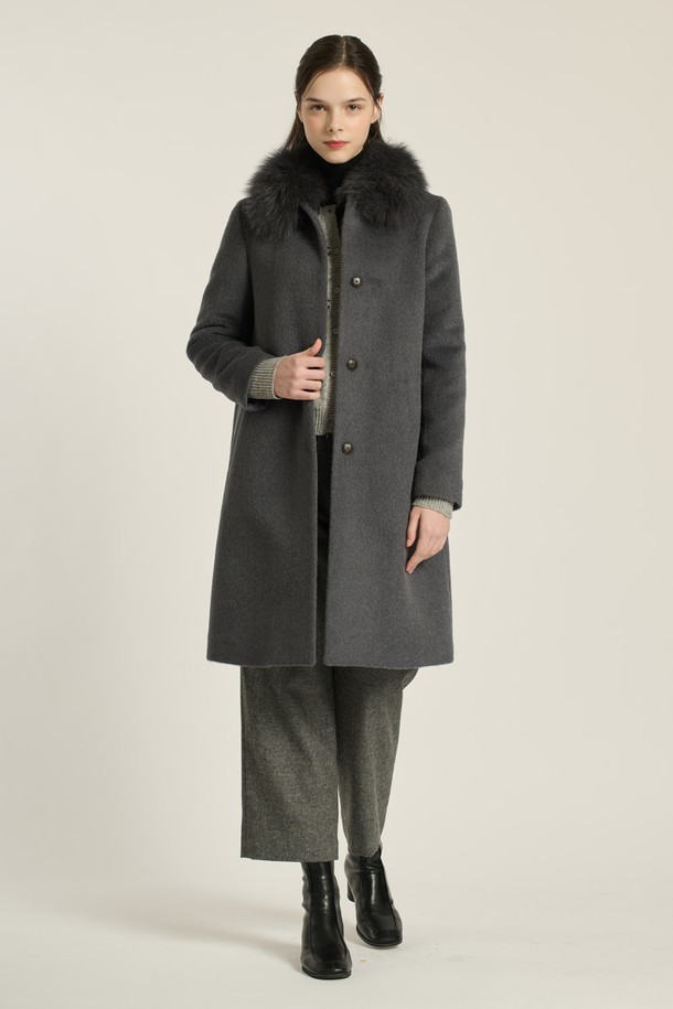 [25WT] 퍼카라 라마 코트 - DARK BLUE B5DBH84254는 겨울 시즌을 위한 여성 코트입니다. 다크 블루 색상의 무지 패턴으로 클래식, 우아함, 모던한 스타일을 연출합니다. 롱 또는 미디엄 기장의 레귤러 핏 싱글 버튼 코트로, 부드러운 촉감의 라마, 모, 폴리에스터, 폴리우레탄, 천연모피 혼방 소재로 제작되었습니다. 퍼 카라는 탈부착이 가능하며, 안쪽 포켓이 있어 실용성을 더했습니다. 오피스룩, 모임룩, 연말 모임룩에 시크하고 미니멀한 스타일로 코디하기 좋습니다.
