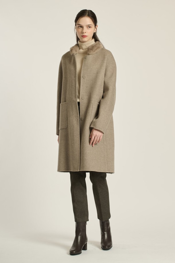 [25WT] 밍크 카라 핸드메이드 코트 - DARK BEIGE B5DAH83273는 우아하고 세련된 스타일을 연출하는 여성용 코트입니다. 다크 베이지 및 블랙 색상으로 출시되어 있으며, 롱 기장의 슬림핏 디자인이 특징입니다. 모, 폴리에스터, 밍크 소재를 사용하여 부드러운 촉감을 선사하며, 겨울철 오피스룩과 모임룩에 적합합니다. 밍크 트리밍 카라와 싱글 버튼 여밈, 그리고 긴 소매 디자인이 클래식하고 미니멀한 매력을 더합니다. 핸드메이드 싱글 코트로, 일상에서도 고급스러운 분위기를 연출할 수 있습니다.
