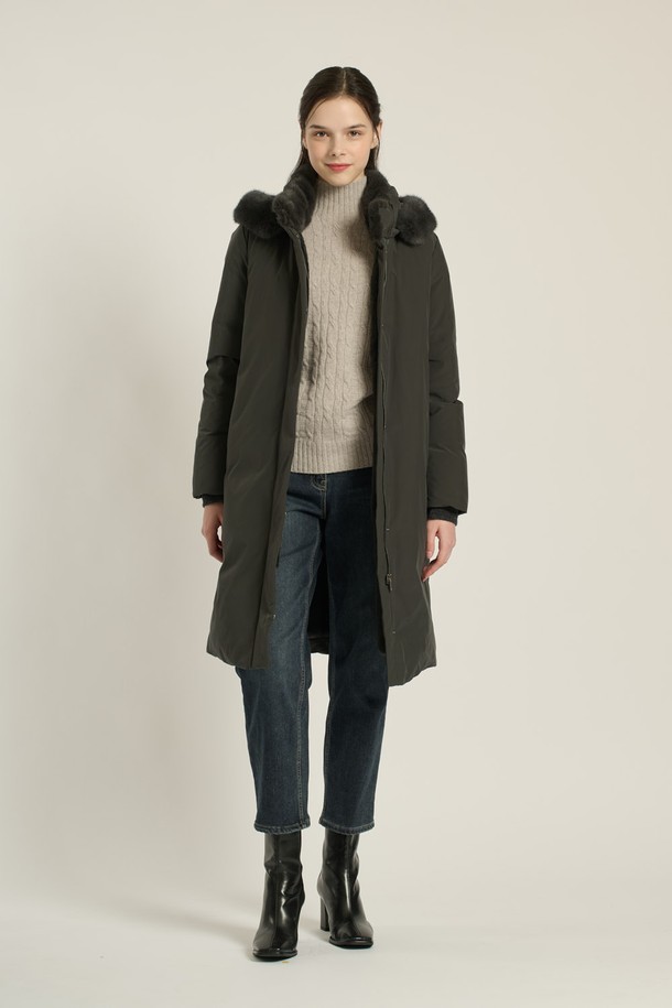 [25WT] 퍼 카라 후드 구스다운은 여성용 점퍼로, 롱 기장의 슬림핏 디자인이 특징입니다. DARK GRAY와 BLACK 두 가지 색상으로 제공되며, 퀄팅 무늬가 돋보이는 모던하고 우아한 스타일을 연출합니다. 겉감은 부드러운 촉감의 폴리에스터, 모, 나일론, 캐시미어, 밍크 소재를 사용했으며, 안감은 구스다운 충전재로 채워져 뛰어난 보온성을 자랑합니다. 지퍼와 스냅으로 여밀 수 있으며, 후드와 퍼 카라 디테일이 고급스러움을 더합니다. 출근룩, 오피스룩, 모임룩 등 다양한 TPO에 활용 가능한 겨울철 필수 아우터입니다.
