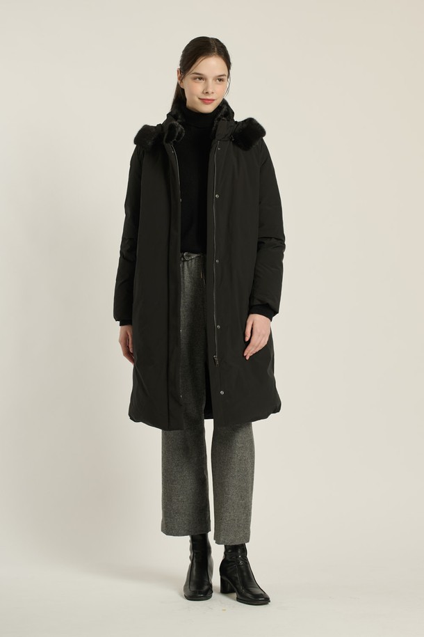 [25WT] 퍼 카라 후드 구스다운은 여성 겨울철 패션을 위한 완벽한 선택입니다. 블랙과 다크 그레이 두 가지 색상으로 출시되어 출근룩, 모임룩 등 다양한 TPO에 활용할 수 있습니다. 우아하고 클래식한 스타일을 연출하며, 캐주얼한 분위기까지 더해져 미니멀, 클래식, 캐주얼 스타일을 선호하는 분들께 추천합니다. 밍크, 캐시미어, 모, 폴리에스테르, 나일론 등 고급 소재와 구스다운 충전재, 천연모피 안감, 퍼 카라, 후드의 조합으로 뛰어난 보온성과 부드러운 촉감을 제공합니다. 미디엄 기장의 레귤러핏으로 지퍼와 싱글 버튼 여밈 방식을 갖춘 긴소매 점퍼입니다.
