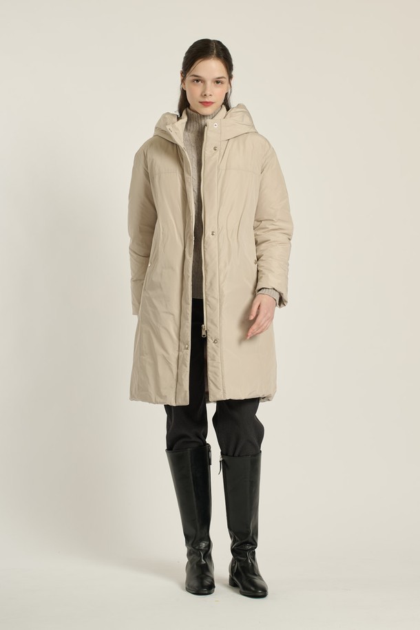 [25WT] 니트넥 후드 구스다운은 여성용 아우터로, 겨울철 출근룩에 적합한 구스다운 점퍼입니다. 롱 기장의 레귤러핏으로, LIGHT BEIGE와 M BROWN 두 가지 컬러로 제공됩니다. 부드러운 촉감의 폴리에스테르, 모, 나일론, 야크 혼방 소재에, 두꺼운 두께감으로 보온성을 높였습니다. 니트넥 후드 디자인과 지퍼 및 스냅 여밈 방식, 무지 패턴이 심플하고 세련된, 미니멀하고 클래식한 스타일을 연출합니다. 긴 소매 기장과 구스다운 충전재로 따뜻함을 더했습니다.
