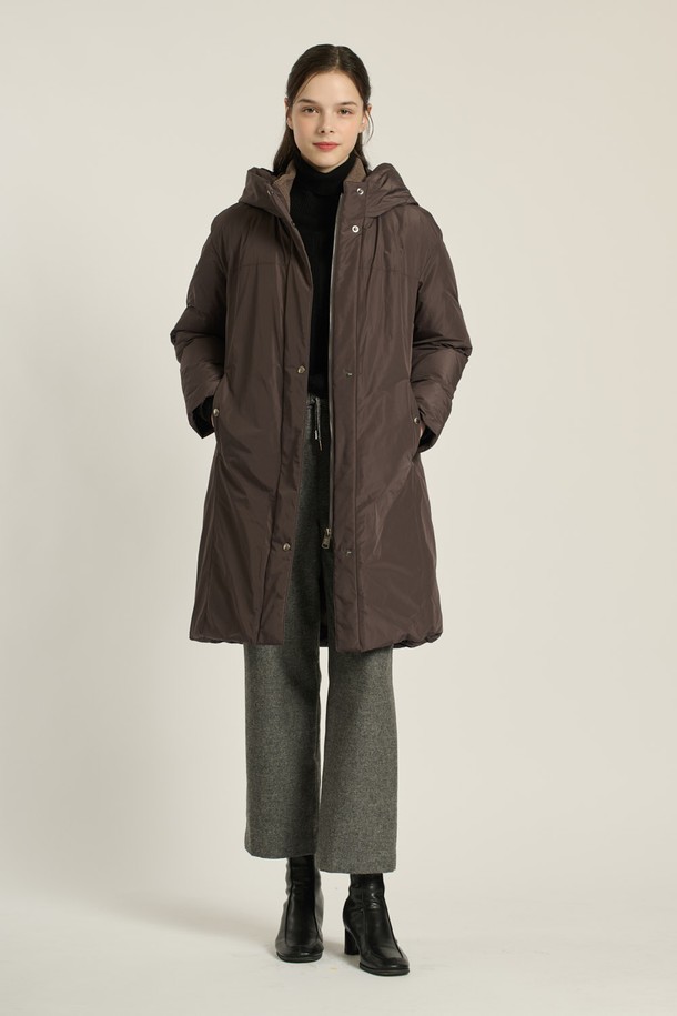 [25WT] 니트넥 후드 구스다운 - M BROWN (B5DAF83679)은 여성스러운 겨울 스타일을 완성하는 필수 아우터입니다. 보온성이 뛰어난 구스다운 충전재(솜털 80%, 깃털 20%)와 두꺼운 두께감으로 추운 날씨에도 따뜻하게 착용할 수 있습니다. 롱 기장에 레귤러 핏으로, 캐주얼, 미니멀, 클래식 무드를 모두 소화하며, 여행룩과 출근룩 등 다양한 TPO에 활용 가능합니다. M BROWN, LIGHT BEIGE 두 가지 컬러로 출시되었으며, 니트넥과 울 배색 디테일이 돋보이는 디자인입니다. 지퍼와 스냅으로 여밈 방식을 제공하며, 부드러운 촉감과 긴 소매 기장이 특징입니다.
