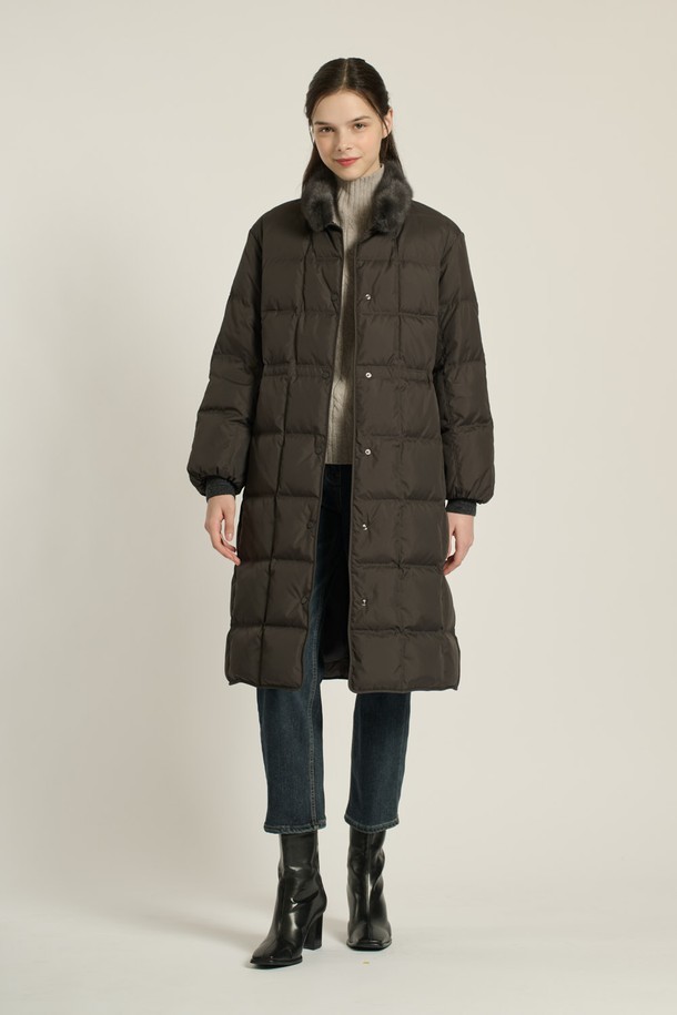 [25WT] 밍크 트리밍 구스다운은 여성용 아우터로, 다크 그레이와 브라운 두 가지 색상으로 출시되었습니다. 롱 기장의 다운 코트로, 겨울철 여행룩과 출근룩에 모두 잘 어울립니다. 부드러운 촉감의 밍크 트리밍이 우아함과 고급스러움을 더하며, 퀄팅 무늬와 레귤러핏으로 모던하고 캐주얼한 스타일을 연출합니다. 폴리에스테르, 나일론, 모, 밍크, 솜털, 깃털 등 다양한 소재로 제작되었으며, 두꺼운 두께감과 긴 소매, 스냅 여밈 방식이 특징입니다. 보온성과 경량성을 갖춰 편안하게 착용할 수 있습니다.
