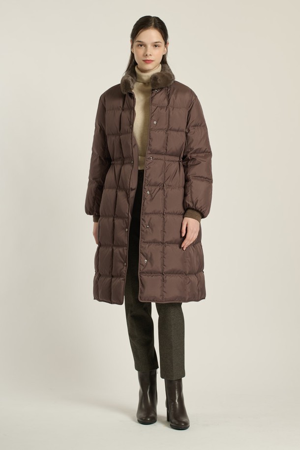 [25WT] 밍크 트리밍 구스다운은 여성용 겨울 아우터로, 우아하고 클래식한 스타일을 연출합니다. 부드러운 촉감의 롱 기장 퀄팅 디자인으로, 브라운과 다크 그레이 두 가지 컬러로 만나볼 수 있습니다. 밍크 트리밍과 구스다운 충전재가 고급스러움과 보온성을 동시에 선사하며, 스냅 여밈 방식으로 간편하게 착용 가능합니다. 출근룩, 모임룩, 연말 모임룩 등 다양한 TPO에 활용 가능하며, 미니멀하고 시크한 스타일을 완성합니다.
