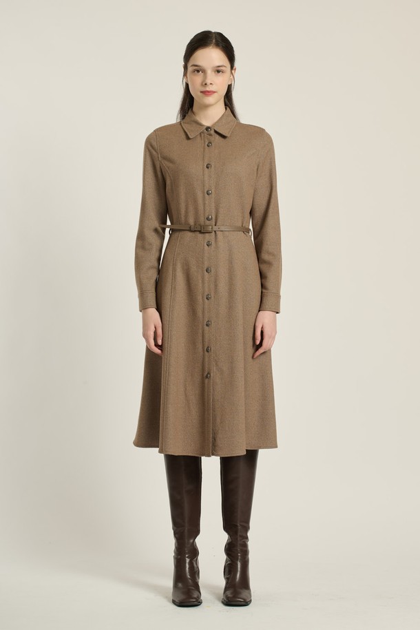 세련된 무드의 여성 셔츠 카라 벨티드 원피스입니다. M BEIGE 컬러와 블랙 컬러로 출시되었으며, 부드러운 촉감의 모, 울, 레이온, 폴리에스테르, 나일론, 폴리우레탄 혼방 소재로 제작되었습니다. 허리 벨트와 싱글 버튼, A라인 스커트, 롱 & 맥시 기장으로 우아하고 모던한 스타일을 연출합니다. 안감이 있어 편안하게 착용 가능하며, 오피스룩, 하객룩, 모임룩 등 다양한 TPO에 활용 가능합니다. 클래식하고 미니멀한 디자인으로, 겨울철 세련된 스타일을 완성해 보세요.
