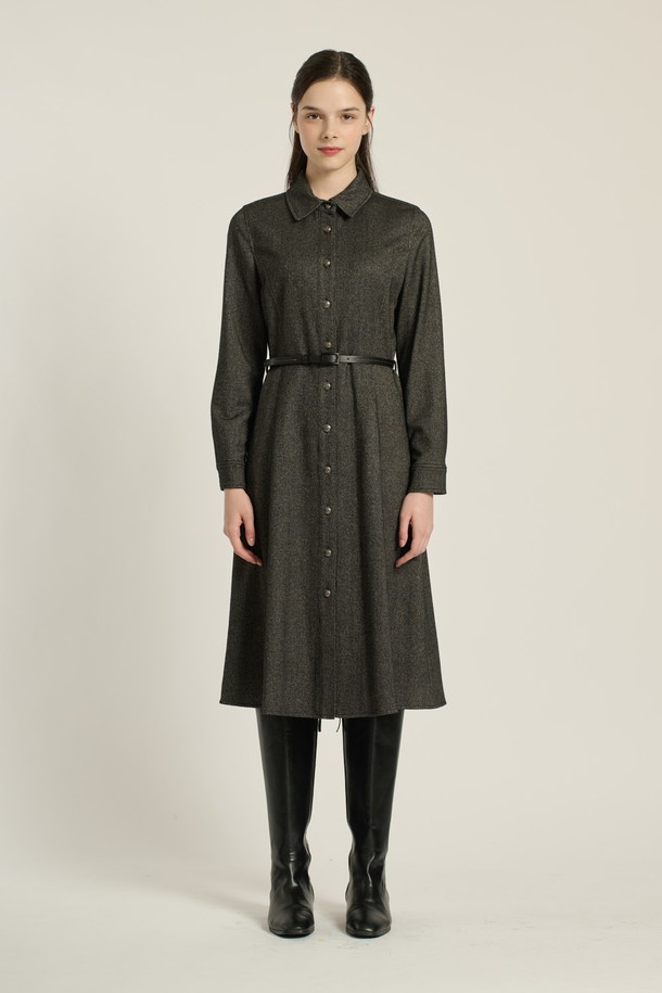 [25WT] 셔츠 카라 벨티드 원피스 - BLACK B5DAO62199는 여성스러운 실루엣을 연출하는 셔츠 카라 원피스입니다. 모, 레이온, 폴리에스터, 나일론, 폴리우레탄 혼방 소재로 제작되어 부드러운 촉감을 선사하며, 가을, 겨울 시즌에 적합합니다. 허리 벨트로 라인을 잡아 우아하고 세련된 스타일을 완성하며, 롱스커트와 A라인, 플레어 핏으로 다양한 분위기를 연출할 수 있습니다. 카라넥과 긴 소매 디자인은 클래식하면서도 모던한 느낌을 주어 오피스룩, 모임룩에 활용하기 좋습니다. 블랙 컬러의 무지 디자인으로, 미니멀, 시크한 스타일을 선호하는 분들께 추천합니다.
