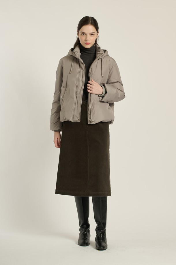 [25WT] 구스다운 드로우스트링 후드 점퍼 - LIGHT KHAKI B5D9F80881는 여성용 아우터, 점퍼입니다. 캐주얼, 세련된, 고급스러운, 감각적인 스타일을 추구하며, 일상과 여행에 모두 활용 가능한 숏 기장의 겨울 점퍼입니다. 라이트 카키와 다크 브라운 두 가지 색상으로 제공되며, 부드러운 촉감의 폴리에스터, 구스다운, 모, 나일론 소재를 사용하여 두꺼운 두께감과 높은 보온성을 자랑합니다. 후드와 드로우스트링, 그리고 은은한 광택감이 돋보이는 디자인으로, 여행룩에 훌륭하게 어울립니다.
