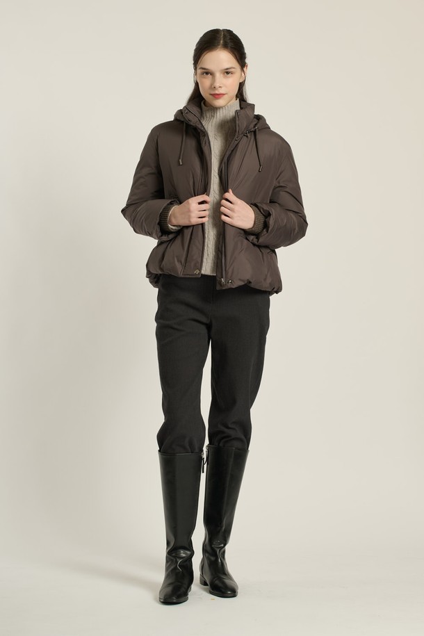 [25WT] 구스다운 드로우스트링 후드 점퍼 - DARK BROWN (다크 브라운) B5D9F80875는 겨울철 출근룩을 위한 여성용 점퍼입니다. 부드러운 촉감의 폴리에스테르, 모, 나일론 혼방 소재로 제작되었으며, 숏 기장의 레귤러핏 또는 루즈핏으로 편안하게 착용할 수 있습니다. 다크 브라운과 라이트 카키 두 가지 색상으로 제공되며, 무지 또는 배색 디자인에 지퍼와 단추로 여밀 수 있습니다. 후드, 드로우스트링, 구스다운 충전재, 방풍 기능으로 보온성을 높였으며, 클래식, 미니멀, 캐주얼, 우아한 스타일을 연출할 수 있습니다.
