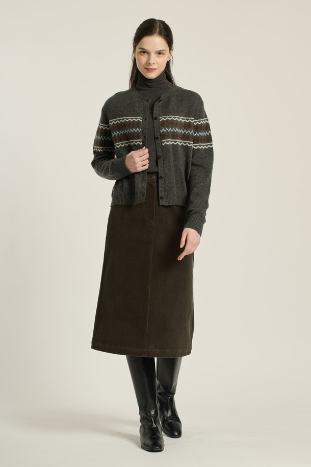 [25WT] 다이아 페어아일 가디건 - 차콜 그레이 B5DAK12598는 여성 의류로, 차콜 그레이 및 M 그레이 컬러의 라운드 넥, 레귤러 핏 가디건입니다. 봄, 가을, 겨울, 간절기에 착용 가능하며, 클래식, 캐주얼, 우아한 스타일을 연출할 수 있습니다. 모, 나일론, 라이오셀, 알파카 혼방 소재로 부드럽고 포근한 촉감을 선사하며, 페어아일과 다이아몬드 패턴이 돋보입니다. 싱글 버튼 여밈 방식에 긴소매 기장의 레귤러핏 가디건으로, 출근룩과 모임룩, 클래식, 캐주얼, 미니멀한 스타일 연출에 적합합니다.
