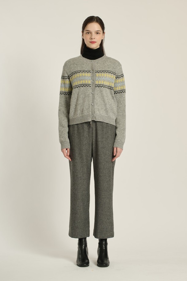 [25WT] 다이아 페어아일 가디건 - M GRAY B5DAK12516은 여성 의류 니트/스웨터 카테고리에 속하는 레귤러핏 가디건입니다. M GRAY 및 CHARCOAL GRAY 두 가지 색상으로 제공되며, 가을, 겨울에 착용하기 좋습니다. 모, 나일론, 라이오셀, 알파카 혼방 소재로 제작되어 부드러운 촉감을 선사하며, 라운드넥에 긴소매, 두꺼운 두께감으로 따뜻함을 더합니다. 다이아, 페어아일 패턴이 돋보이는 클래식, 캐주얼, 미니멀 스타일의 가디건으로 모임룩, 출근룩에 활용하기 좋습니다.
