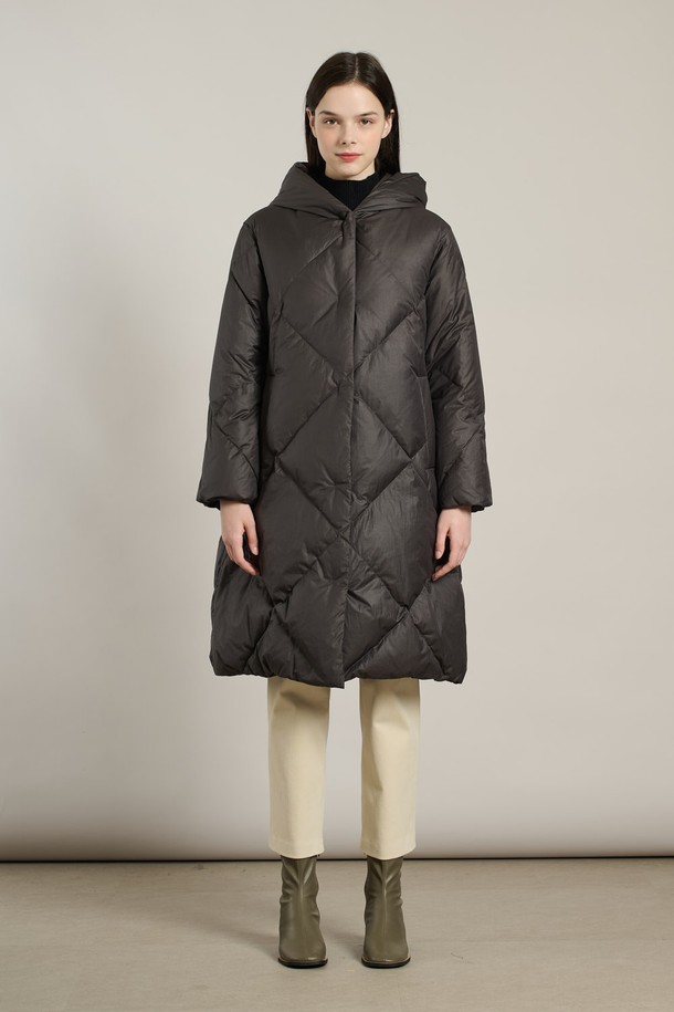 [25WT] 빅다이아 퀼팅다운 DARK GRAY A5WAF82417는 여성용 겨울 아우터 점퍼입니다. 롱 기장의 루즈핏으로, 여행룩과 캠핑룩에 어울리는 캐주얼, 미니멀, 클래식 스타일을 연출할 수 있습니다. 톤 다운된 다크 그레이 컬러와 부드러운 촉감의 나일론, 폴리에스터 혼방 소재로 제작되었으며, 두꺼운 두께감으로 보온성을 높였습니다. 빅다이아 퀼팅 디자인과 후드, 거위털 충전재, 스냅 여밈 방식이 특징입니다. 
