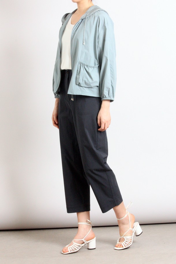 [25SU] 니트 후드 점퍼는 가벼운 착용감의 여성용 아우터로, 일상에서 캐주얼하고 베이직한 스타일을 연출하기에 좋습니다. 얇은 두께의 나일론, 레이온 혼방 소재로 제작되었으며, 부드러운 촉감을 자랑합니다. LIGHT BLUE 색상에 후드 스트링 조절, 아웃 포켓 스트링, 매끄러운 지퍼 디테일까지 더해진 긴소매 레귤러핏 니트 후드 점퍼입니다.
