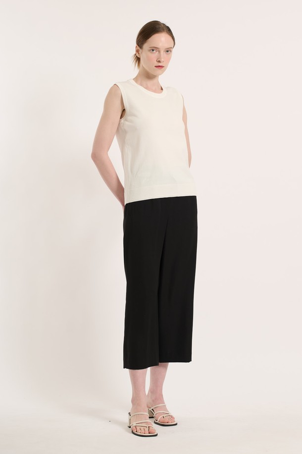 BCBG - 니트/가디건 - [25SU] 라운드넥 니트 슬리브리스 - OFF WHITE B5M3K37112