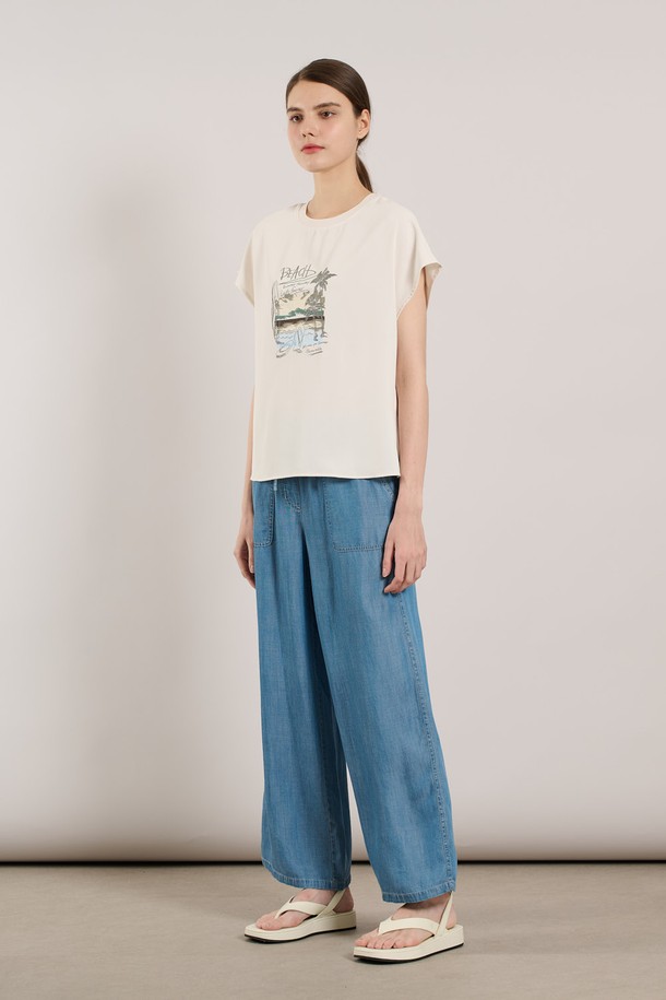 [25SU] 썸머 프린트 블라우스는 부드러운 폴리에스터와 폴리우레탄 혼방 소재로 제작되어 가볍고 편안한 착용감을 선사합니다. 라운드넥에 반소매 디자인, 루즈핏으로 여유로운 실루엣을 연출하며, 드롭 숄더 디테일이 특징입니다. 아이보리, 다크 네이비 두 가지 색상으로 출시되었으며, 캐주얼하면서도 빈티지한 무드의 프린트가 돋보여 일상복으로 활용하기 좋습니다.
