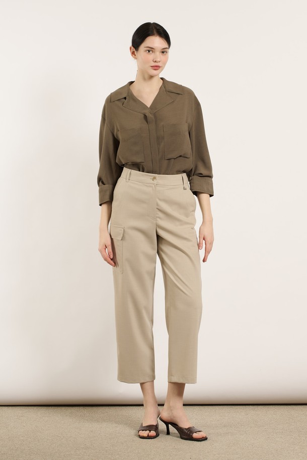 [25SU] 사이드 포켓 스트레이트 팬츠 - M BEIGE는 부드러운 촉감과 여유로운 핏으로 편안하게 착용 가능한 여성용 스트레이트 팬츠입니다. M BEIGE와 NAVY 두 가지 색상으로 출시되었으며, 여름철 일상복으로 활용하기 좋습니다. 사이드 포켓 디테일이 돋보이며 다리 라인을 길어 보이게 연출하여 다양한 체형에 잘 어울립니다.
