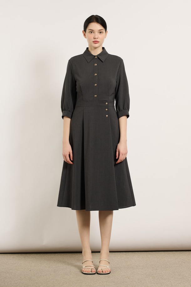 [25SU] 버튼 포인트 포멀 원피스 - CHARCOAL GRAY B5M4O63498은 차콜 그레이 색상의 폴리에스터 소재 포멀 원피스입니다. 7부 소매에 차이나칼라 디자인, A라인 치마, 버튼 디테일이 돋보이며, 어깨선과 허리 라인을 강조하여 클래식하고 포멀한 무드를 연출합니다. 얇은 두께감과 안감으로 여름철 오피스룩, 하객패션, 격식 있는 자리에 적합합니다.

