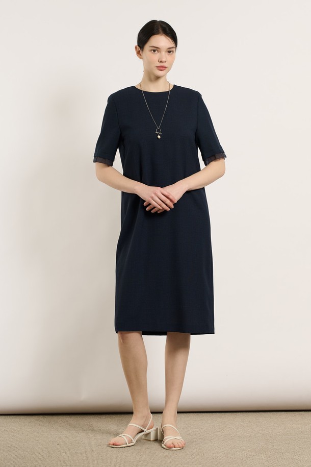[25SU] 쉬어 소매 스트레이트 원피스는 네이비 색상의 폴리에스터 소재로 제작되었으며, 여름 시즌에 어울리는 여성용 스트레이트 원피스입니다. 우아하고 세련된 무드를 연출하며, 쉬어 소매 디테일과 깔끔한 실루엣이 특징입니다. 격식 있는 모임이나 데일리룩으로 활용하기 좋고, 라운드넥 디자인에 안감이 있어 편안하게 착용할 수 있습니다.
