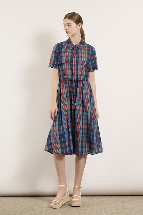 [25SU] 스트링 체크 반소매 원피스 - GREEN 색상으로, 세련되고 자연스러운 무드를 연출합니다. 면 소재의 체크 패턴이 돋보이며, 허리 스트링 디테일과 무릎 아래 기장으로 잘록한 핏을 선사하는 여성용 반소매 원피스입니다. 칼라 네크라인과 소매 끝단 버튼, 안감 디자인으로 일상 또는 특별한 자리에도 잘 어울립니다.
