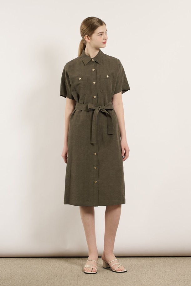 [25SU] 투포켓 린넨 벨티드 원피스는 여름 시즌에 어울리는 카키 색상의 H라인 벨티드 원피스입니다. 마, 레이온, 폴리에스터 혼방 소재로 제작되어 부드러운 촉감을 느낄 수 있으며, 슬림핏 디자인으로 여성스러운 실루엣을 연출합니다. 셔츠칼라와 반소매, 더블 포켓 디테일, 벨트 세트 구성으로 일상복은 물론 포멀한 스타일에도 활용하기 좋습니다.
