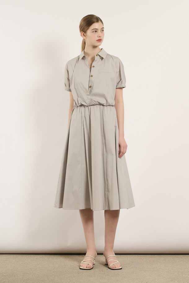 [25SU] 셔링 웨이스트 원피스는 라이트 그레이 색상의 여성용 A라인 플레어 원피스입니다. 부드러운 면, 나일론, 폴리우레탄, 폴리에스터 혼방 소재로 제작되었으며, 얇은 두께로 여름철에 시원하게 착용 가능합니다. 셔링 디테일과 웨이스트 라인 강조로 우아하고 여성스러운 실루엣을 연출하며, 라운드넥 디자인과 반소매, 안감으로 일상에서 편안하게 입을 수 있는 루즈핏 원피스입니다.
