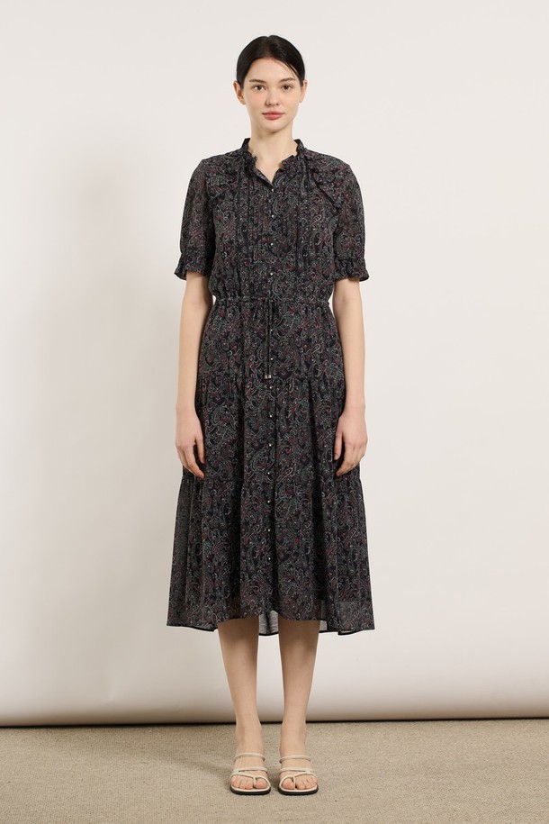 여성스러운 매력을 더하는 [25SU] 에스닉 프릴 캉캉 원피스입니다. 다크 네이비 컬러의 플라워 패턴이 돋보이며, 얇은 두께감으로 여름철 시원하게 착용하기 좋습니다. 라운드넥에 루즈핏, 반소매 디자인으로 편안함과 에스닉한 무드를 동시에 연출하며, 캉캉 치마 타입과 프릴 디테일이 사랑스러운 분위기를 더합니다.
