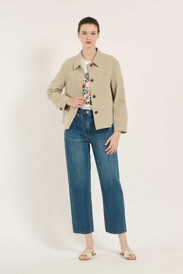 [25SU] 린넨 싱글 셔츠형 자켓은 얇은 두께의 면, 린넨 혼방 소재로 제작되어 여름철에도 시원하고 편안하게 착용할 수 있습니다. 베이지 색상의 루즈핏 셔츠자켓 스타일로, 미니멀하고 베이직한 무드를 연출하며 일상에서 활용하기 좋습니다. 앞면 포켓과 고급스러운 버튼 디테일이 더해졌으며, 우수한 환기성으로 쾌적함을 유지해 줍니다.
