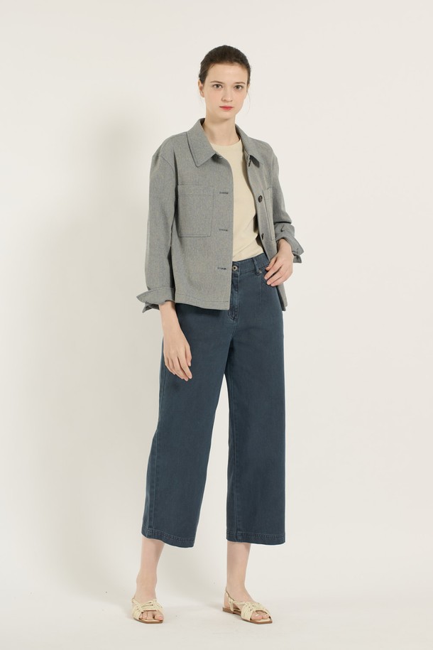 [25SU] 린넨 싱글 셔츠형 자켓은 넉넉한 포켓 디테일과 자연스러운 실루엣이 돋보이는 여성용 아우터입니다. 다크 블루 색상의 루즈핏 셔츠자켓으로, 면과 린넨 혼방 소재를 사용하여 얇고 시원한 착용감을 제공하며 여름철 데일리 및 실내 활동에 적합합니다. 무지 패턴의 긴소매 디자인으로 다양한 스타일링이 가능합니다.
