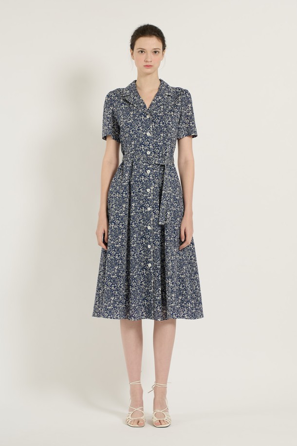 [25SU] A라인 원피스는 여성스러운 실루엣을 연출하는 A라인 디자인의 네이비 및 그린 컬러 원피스입니다. 면과 폴리에스터 혼방 소재에 플라워 패턴이 더해져 우아하고 클래식한 분위기를 자아내며, V넥 라인과 허리 라인 강조 디자인으로 세련된 핏을 선사합니다. 반소매 기장과 안감, 단추 디테일, 소매 끝 섬세한 마감 처리로 여름철 일상에서 편안하고 스타일리시하게 착용할 수 있습니다.
