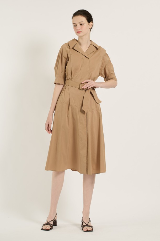 [25SU] 허리 스모킹 원피스 - M BEIGE B5B4I68172는 여성 고객을 위한 여름 원피스입니다. 부드러운 촉감의 면, 나일론, 폴리우레탄 혼방 소재로 제작되었으며, 허리 스모킹 디테일과 A라인 스커트가 클래식하고 우아한 분위기를 자아냅니다. 중간 소매 기장으로 팔 라인이 가늘고 길어 보이는 효과를 주며, 데이트룩, 카페룩, 모임룩 등 다양한 TPO에 어울립니다. 미니멀하고 로맨틱한 스타일을 연출하기 좋으며, 다양한 스타일의 구두와 매치하여 개성 있는 스타일을 완성할 수 있습니다.
