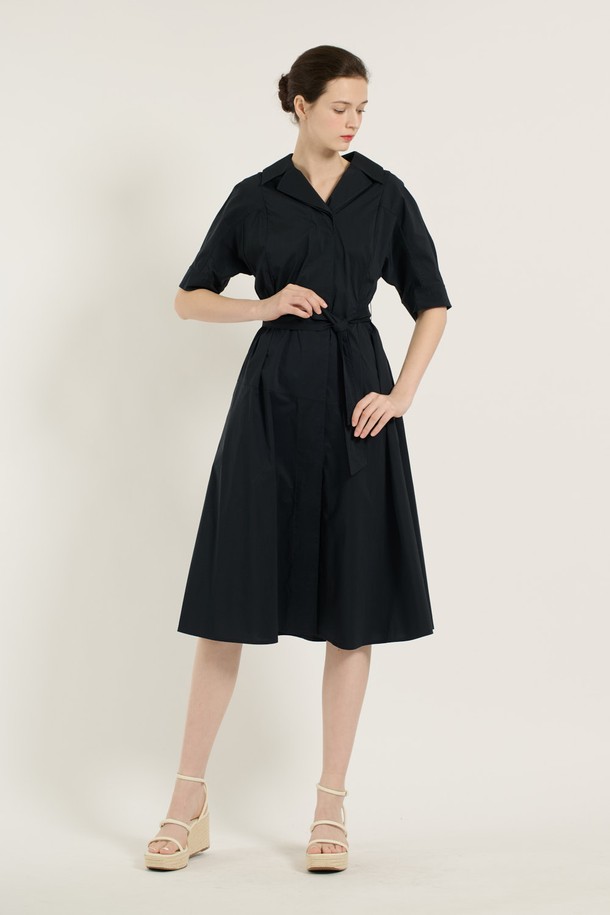 세련된 스타일을 연출하는 [25SU] 허리 스모킹 원피스 - 네이비입니다. 부드러운 면, 나일론, 폴리우레탄 혼방 소재로 제작되어 편안한 착용감을 선사합니다. 허리 스모킹 디테일과 허리 끈이 더해져 우아하고 여성스러운 실루엣을 강조하며, A라인 플레어 스커트가 자유로운 움직임을 돕습니다. 무릎 아래 기장의 슬림핏 브이넥 디자인으로 데이트룩, 카페룩, 모임룩 등 다양한 TPO에 활용 가능하며, 클래식, 미니멀, 로맨틱 스타일을 즐겨 입는 여성분들께 추천합니다. 얇은 두께감의 반소매 디자인으로 여름철 시원하게 착용할 수 있습니다.
